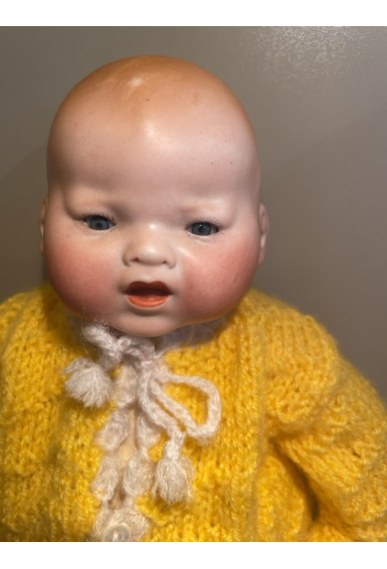 Gammel siddende Porcelæns dukke