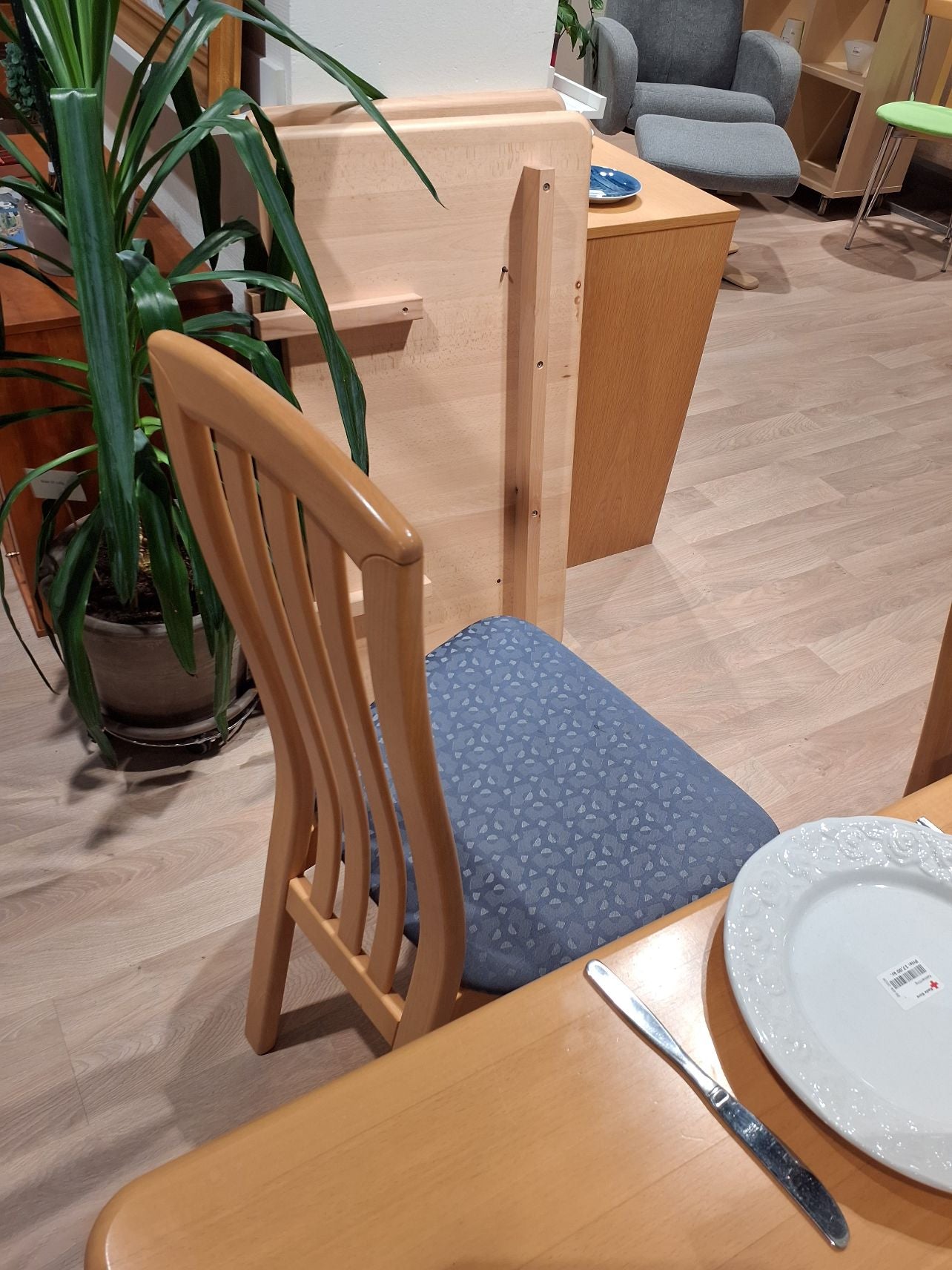 Bord med 6 stole og 2 plader sælges samlet