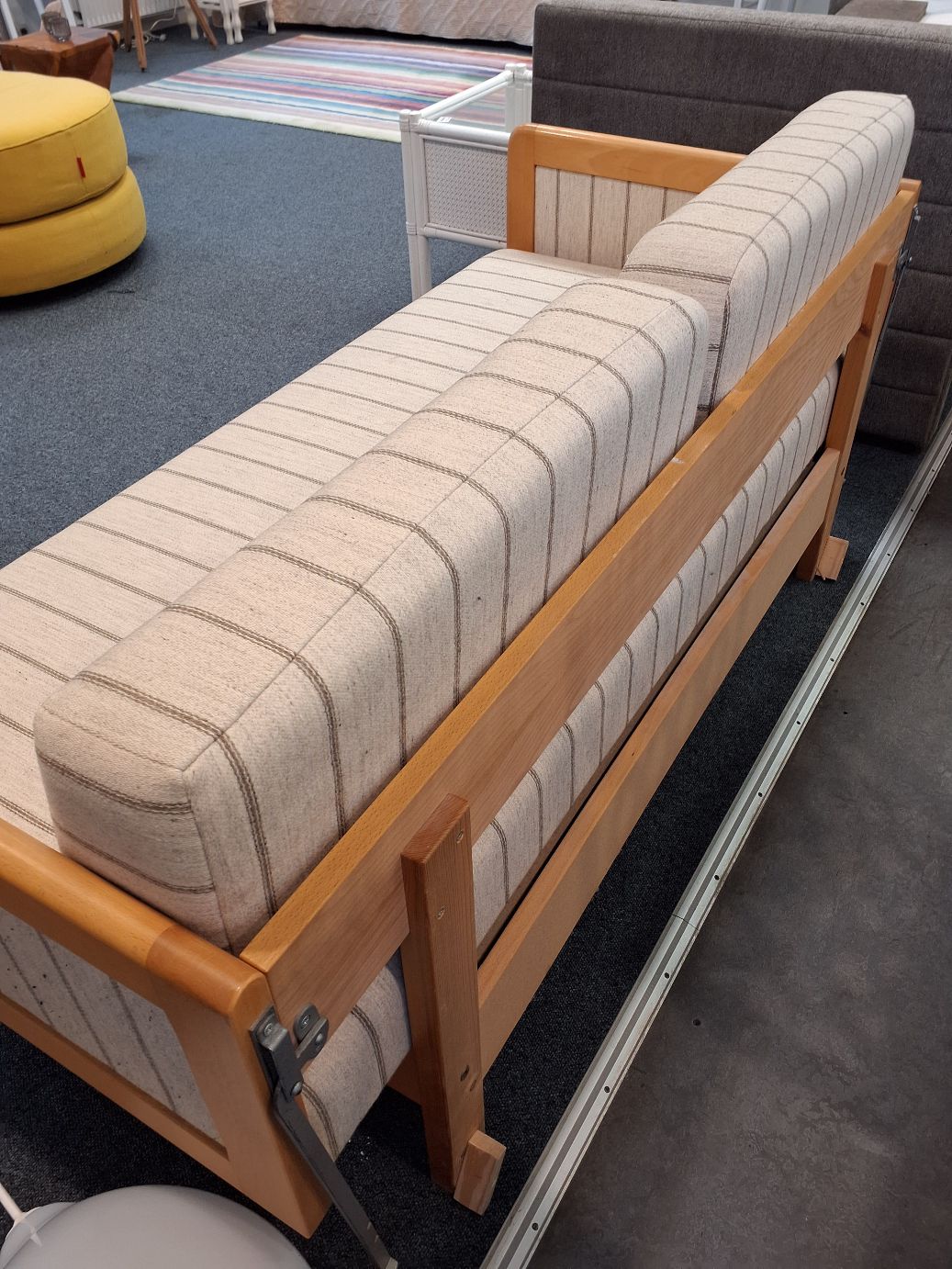 Stribet sofa med opbaveringsplads