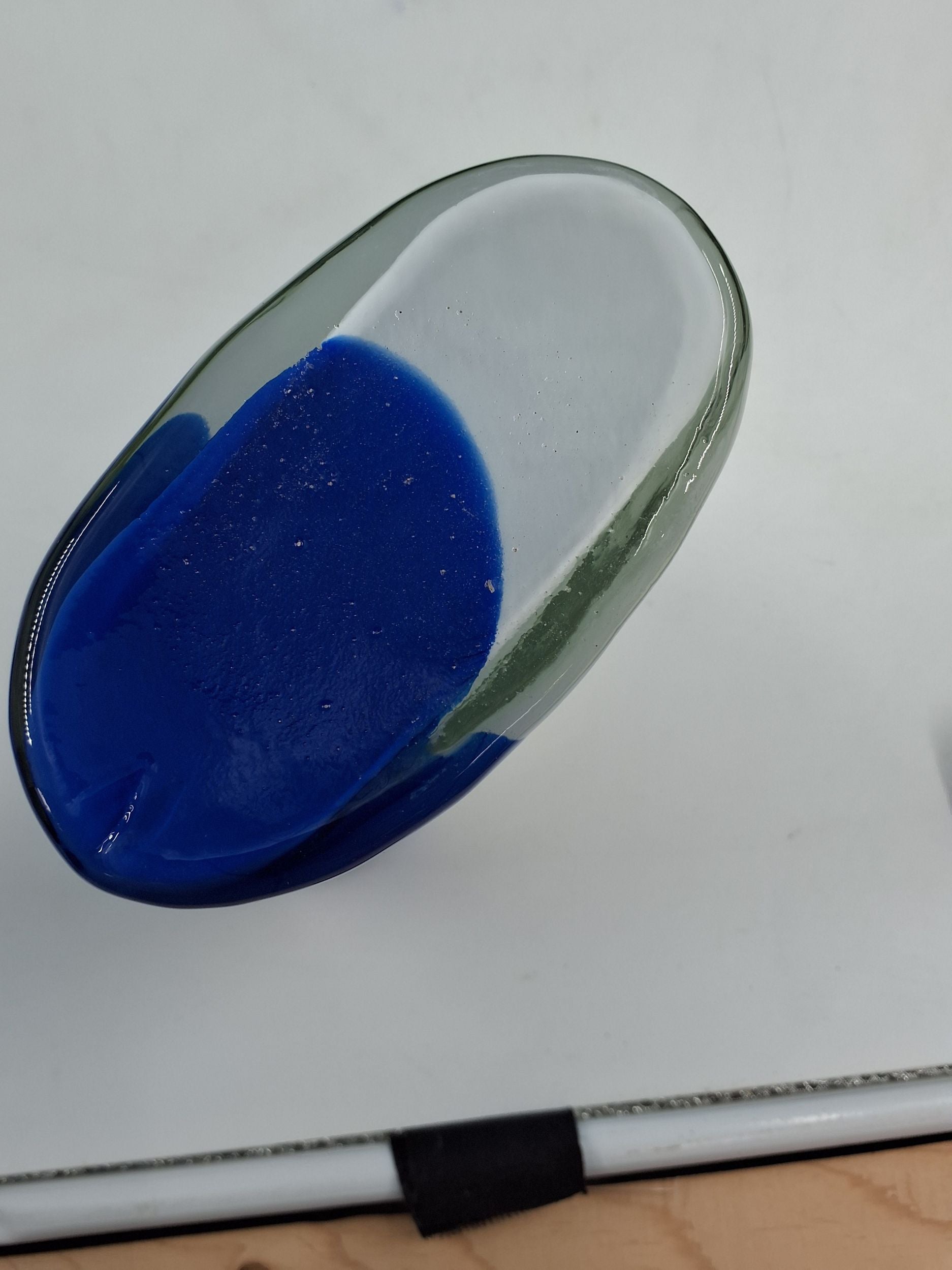 Blå/hvid oval vase