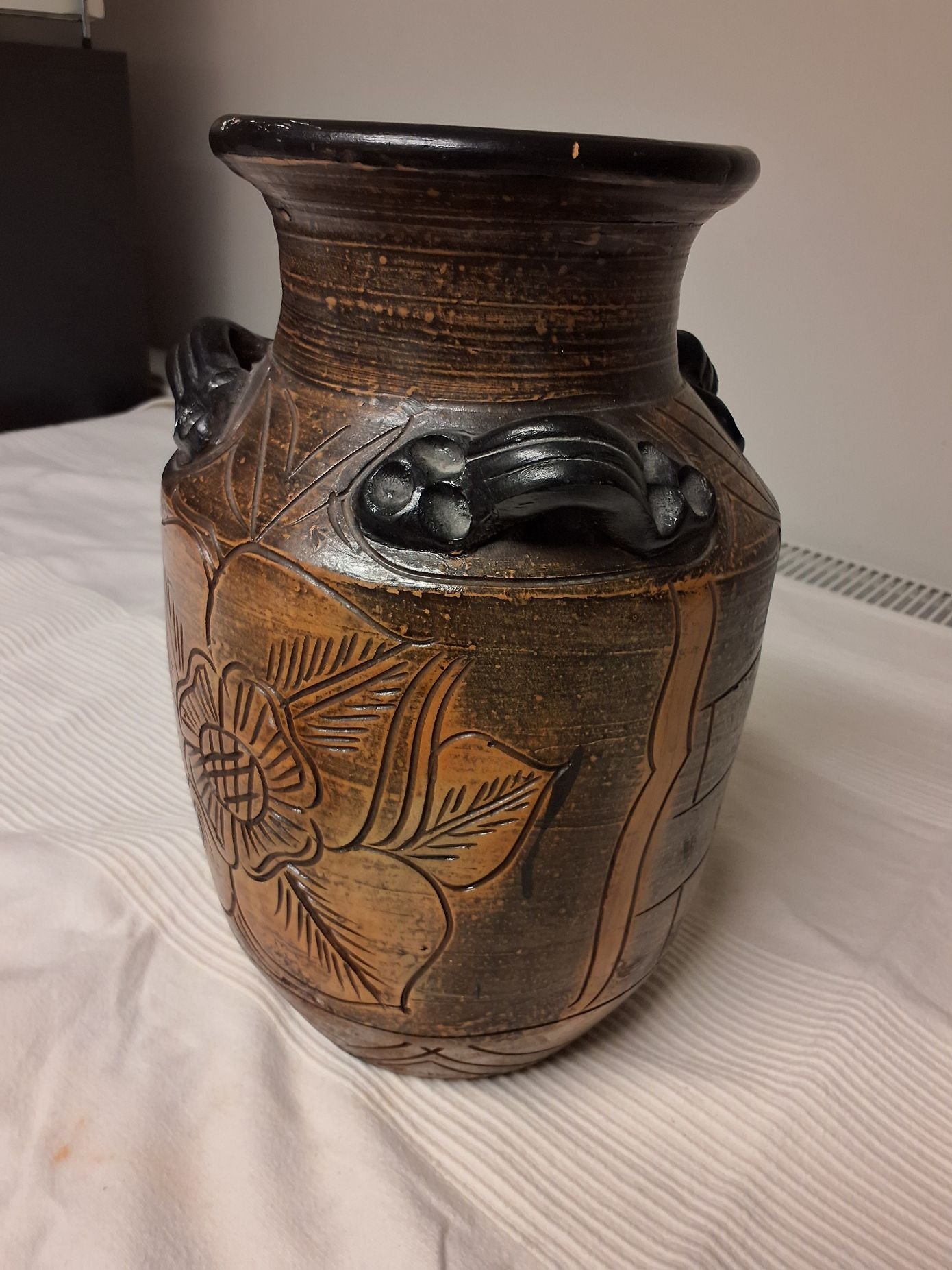 En fin keramik vase med h