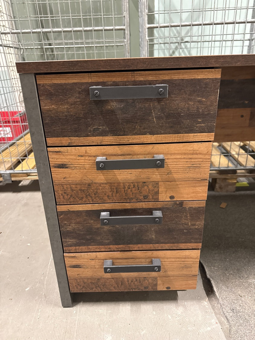 Skrivebord i rå look