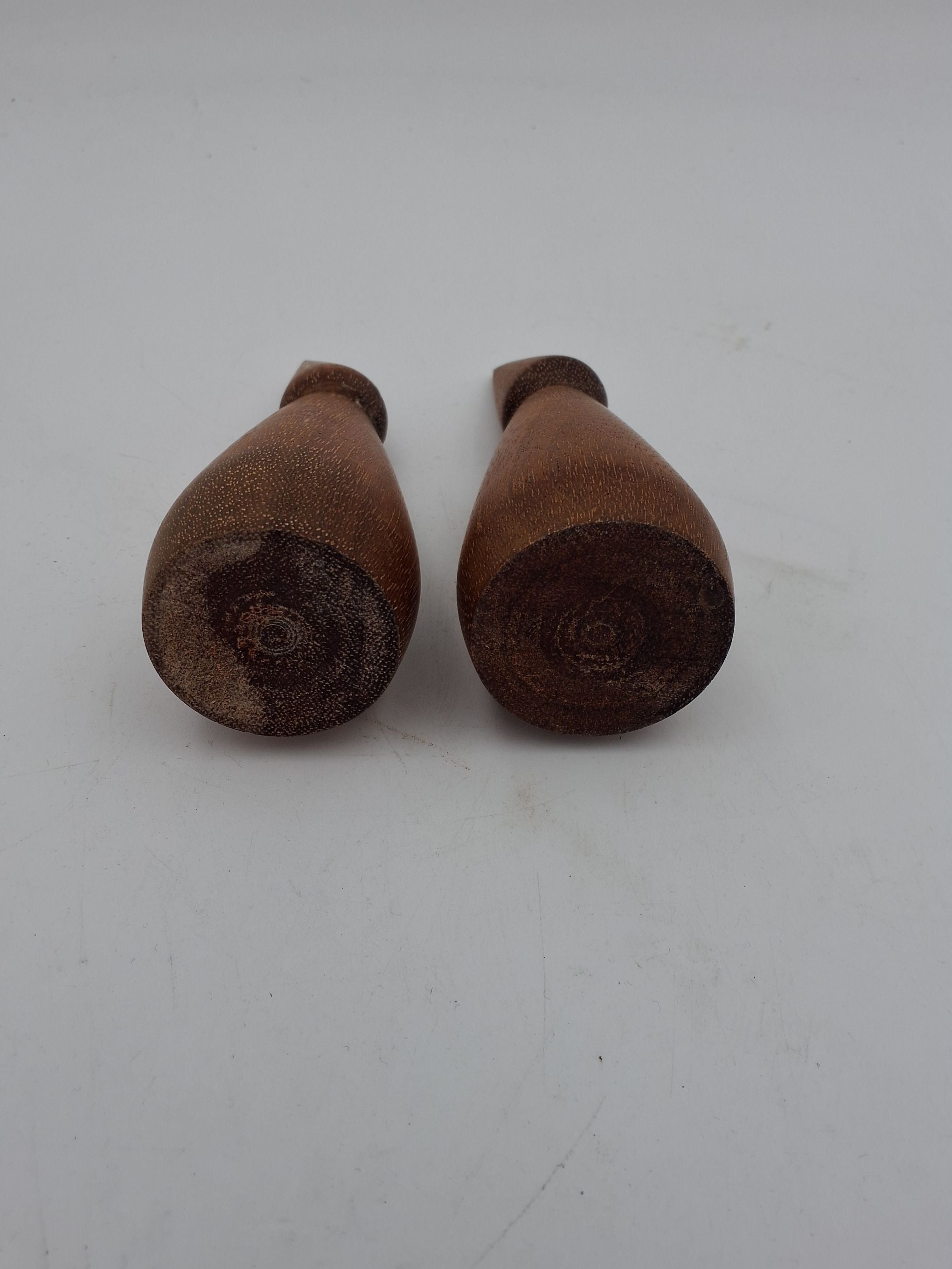 Dekorative træfigurer i valnød