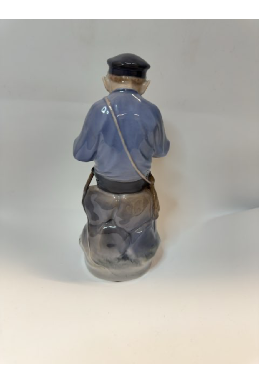 Figur drengen der snitter "Royal Copenhagen "