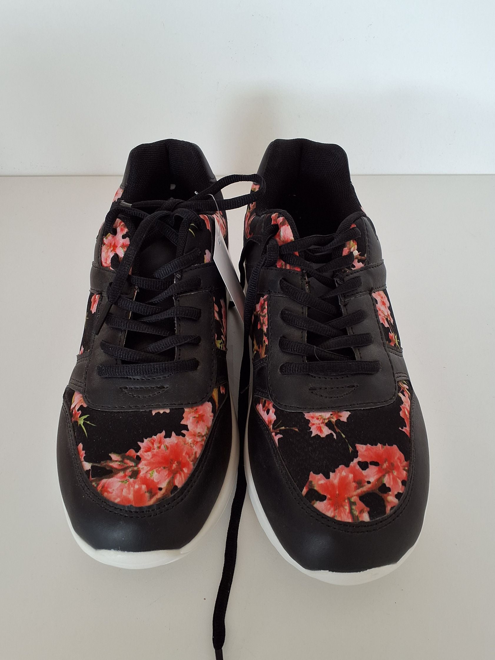Sort sko med blomstermotiv