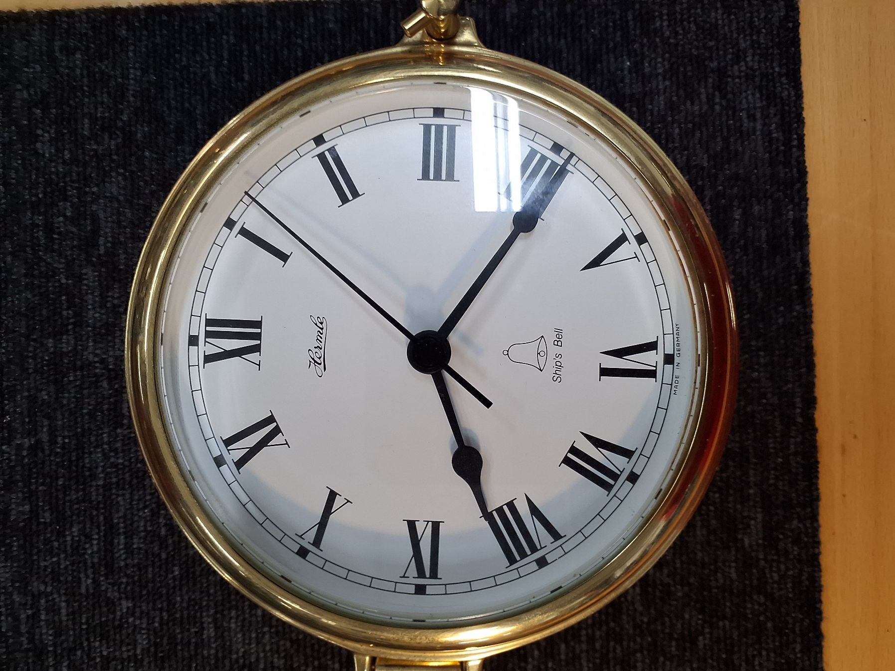 Autentisk skibsur og barometer.