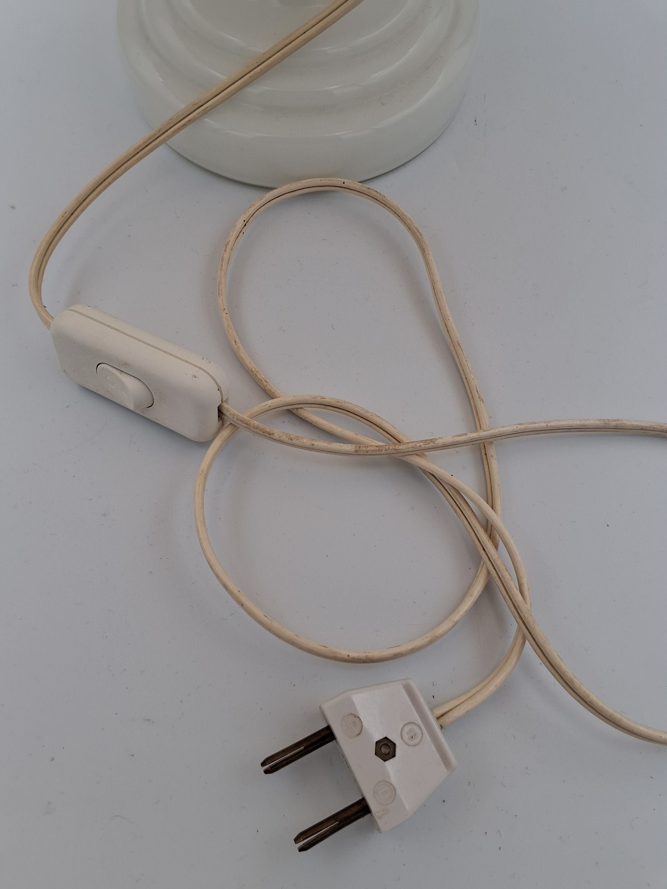 Hvid bordlampe