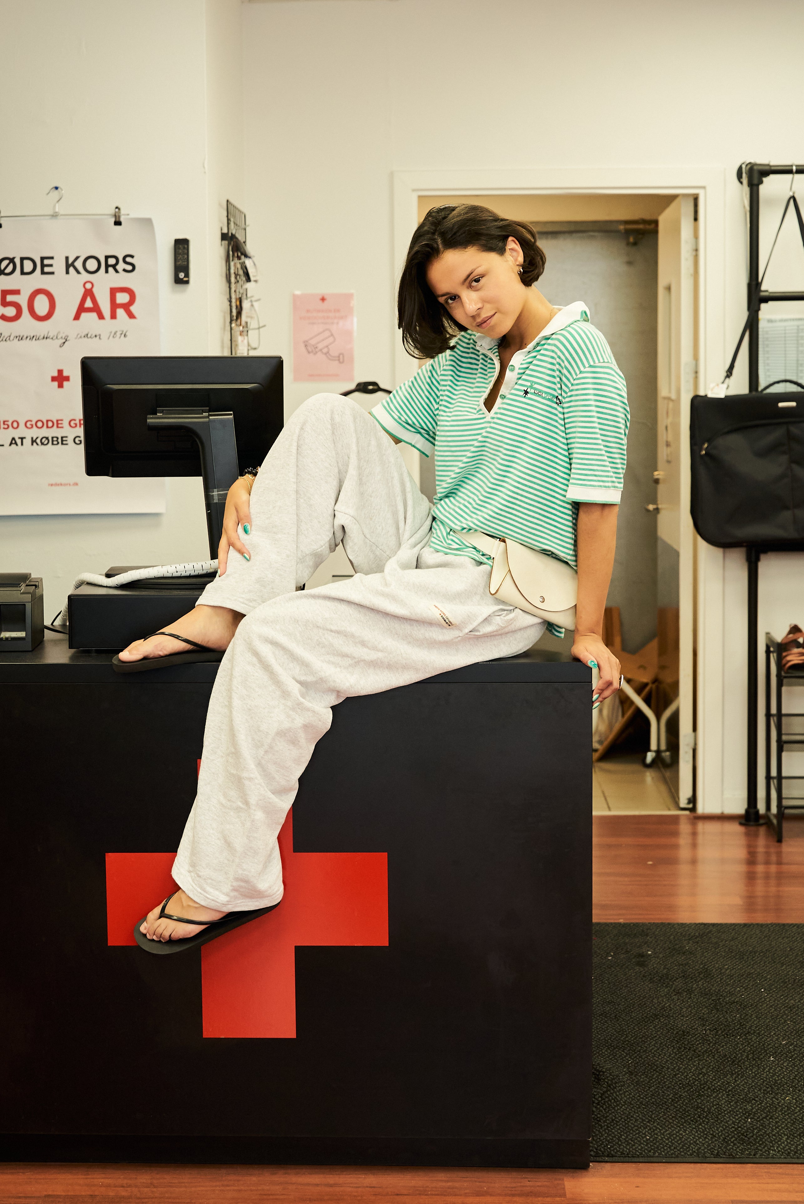 Model bærer Boom grå Sweatpants – komfortabelt unisex-look fra Røde Kors Genbrug