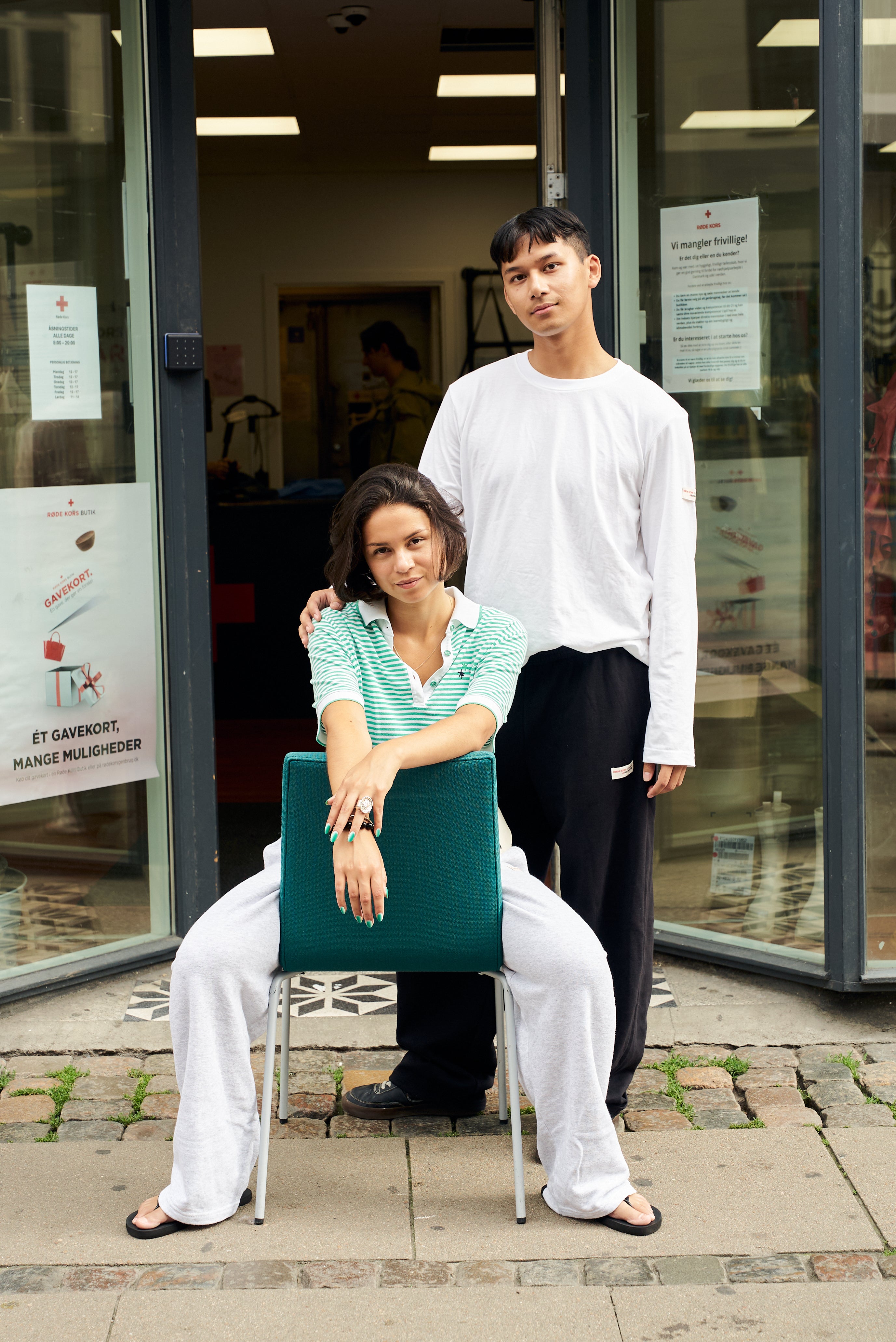 Kvindelig- og mandlig model i Boom Sweatpants i grå og sort– lifestyle foto fra Røde Kors Genbrug x Boom Butik shoot