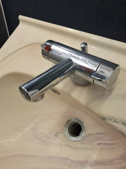 Håndvask i marmor med armatur