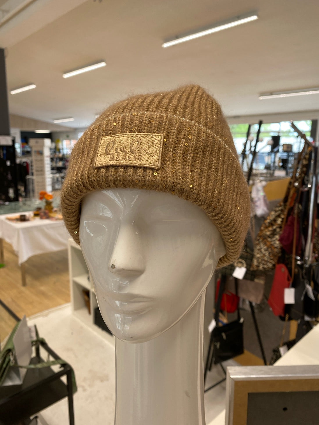 Lala Berlin strikhue med uld og mohair – beige/guld