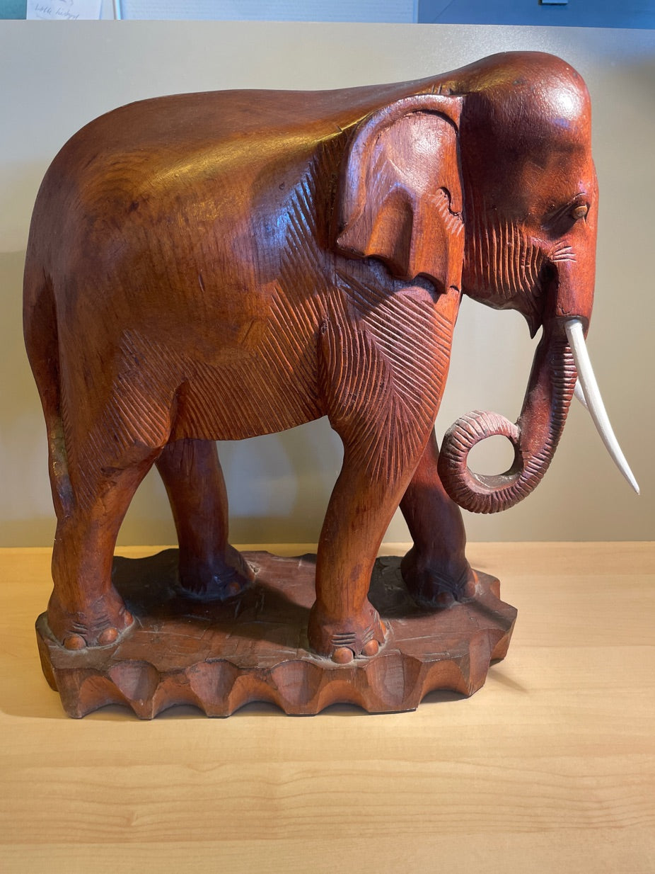 Håndskåret træskulptur af elefant