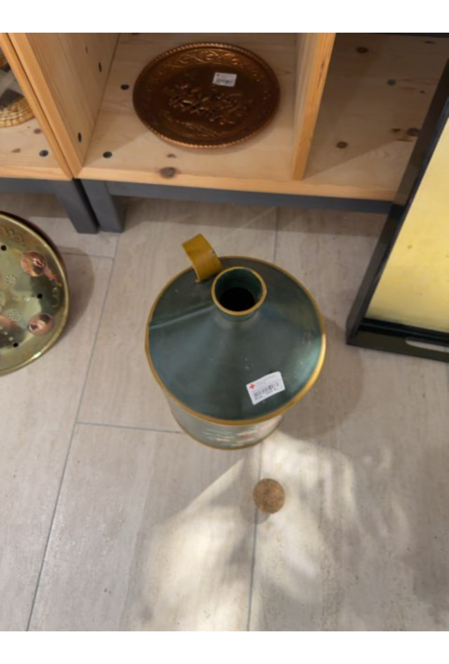 Beholder i metal med blomster