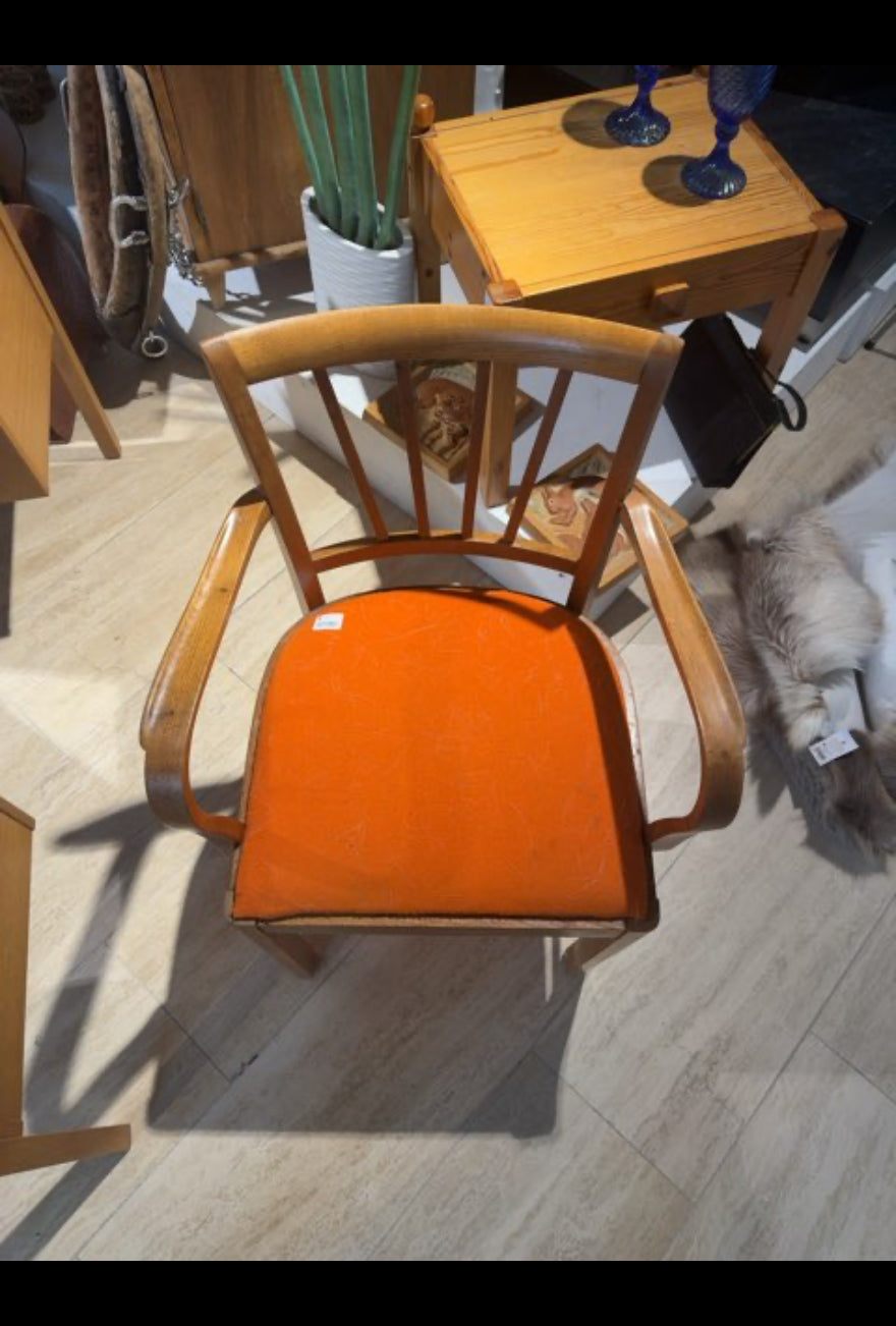 Stol i træ med orange betræk
