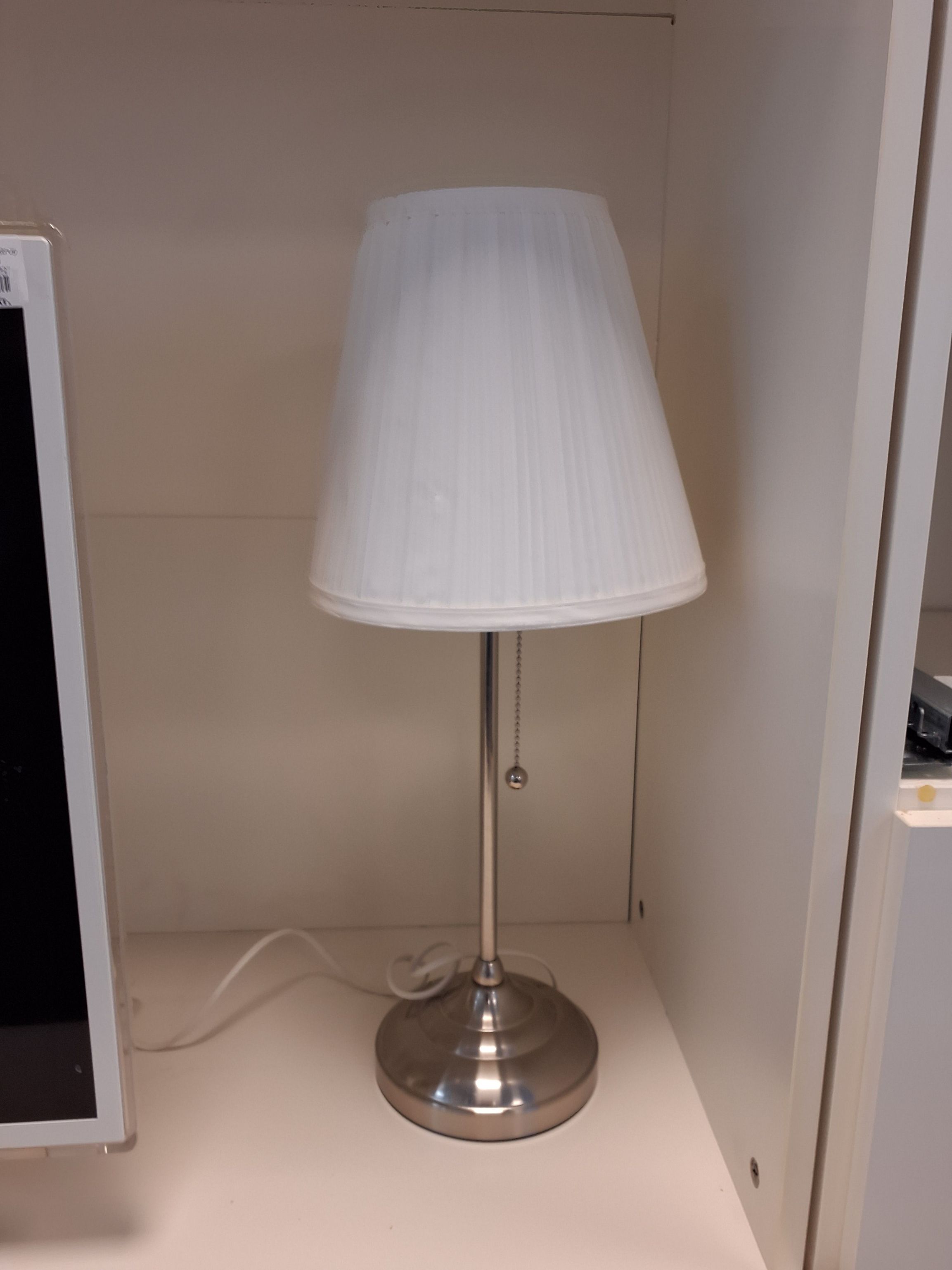 Bordlampe med hvid skærm