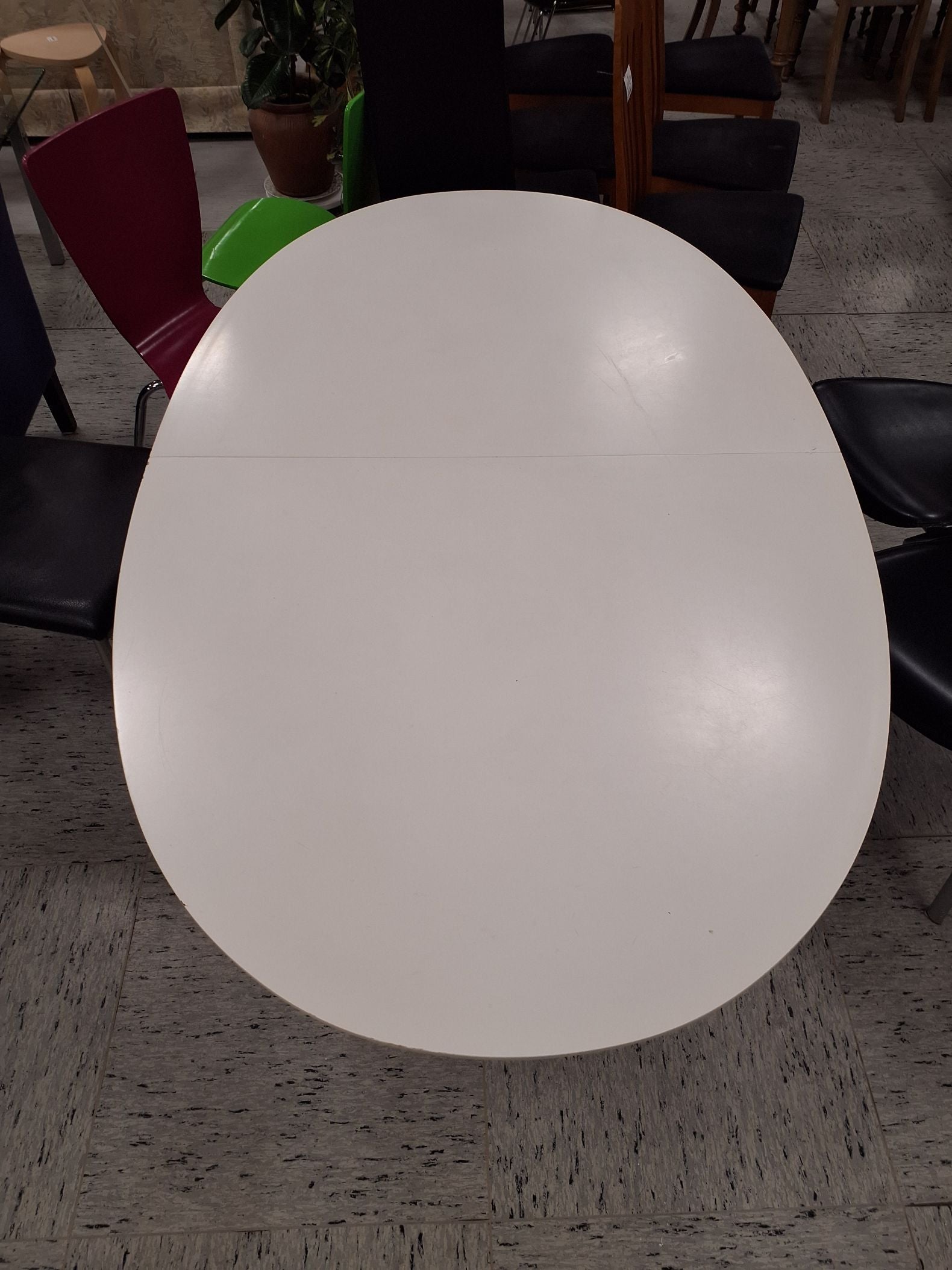 Ovalt spisebord