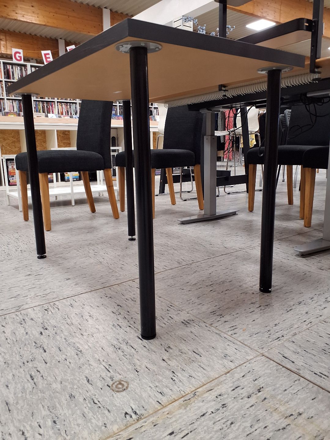 Sort IKEA skrivebord