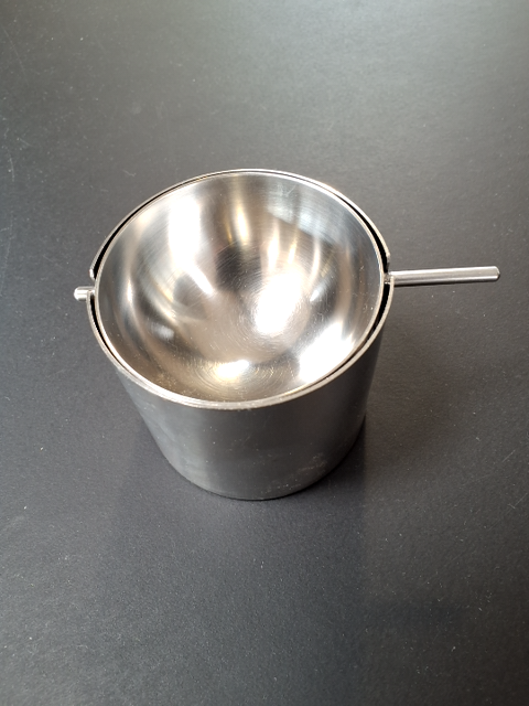 Stelton lille askebæger med vippelåg