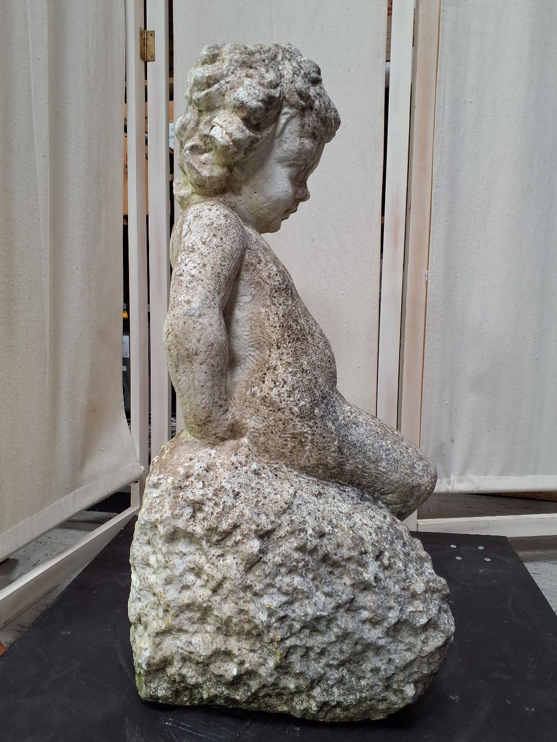 Havefigur dreng siddende