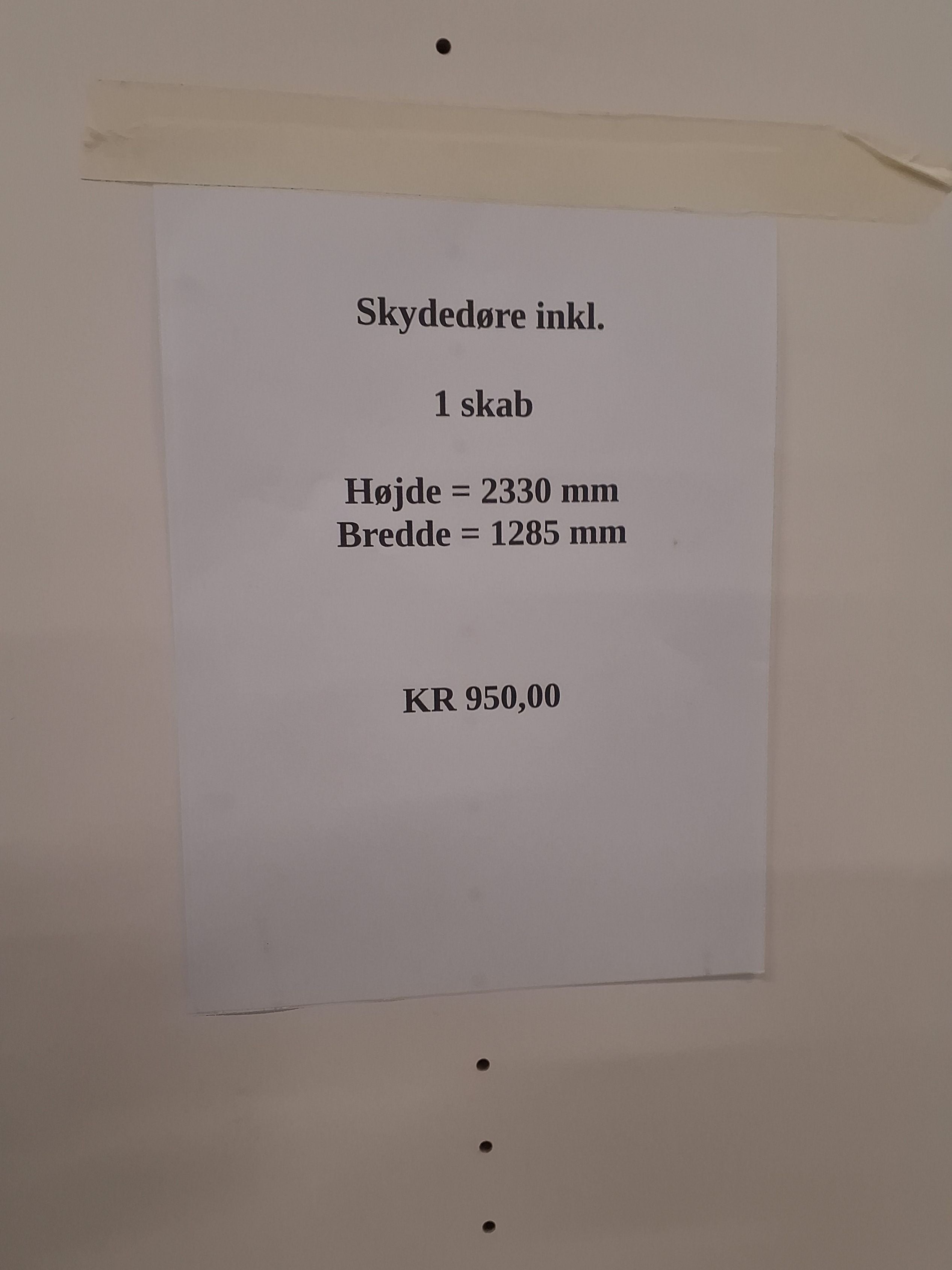Skydedørs skab