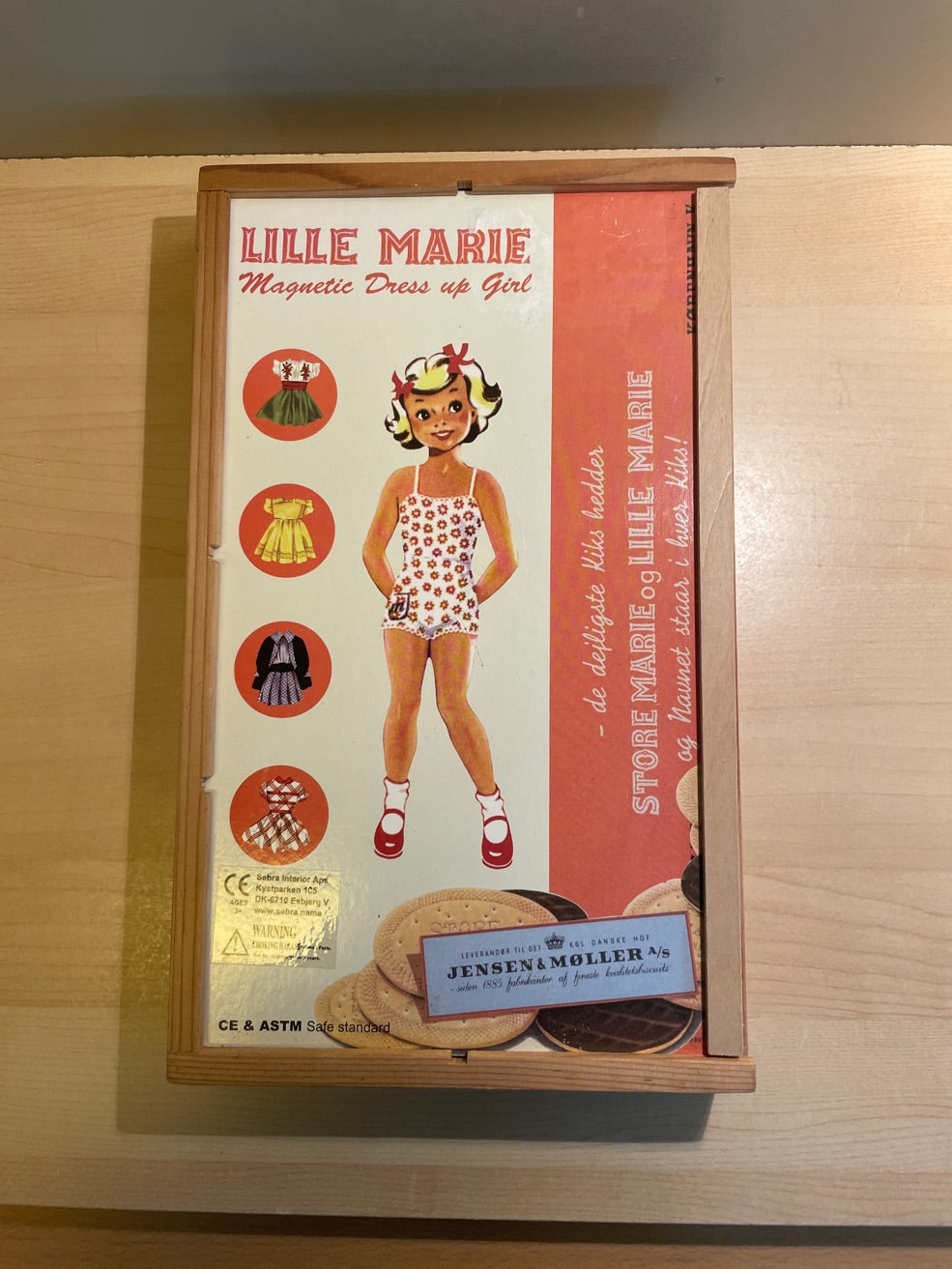 Lille Marie. Påklædnings dukke i træ