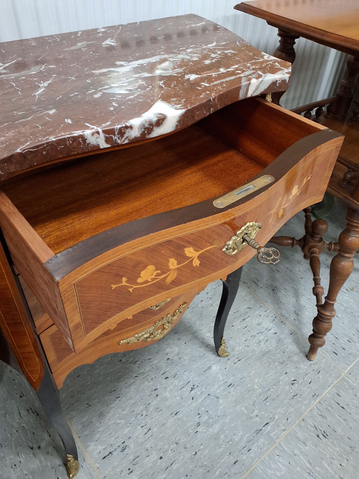 Vintage skab m marmor