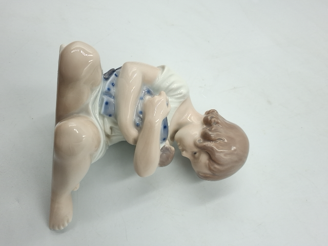 Royal Copenhagen Figur Pige med dukke