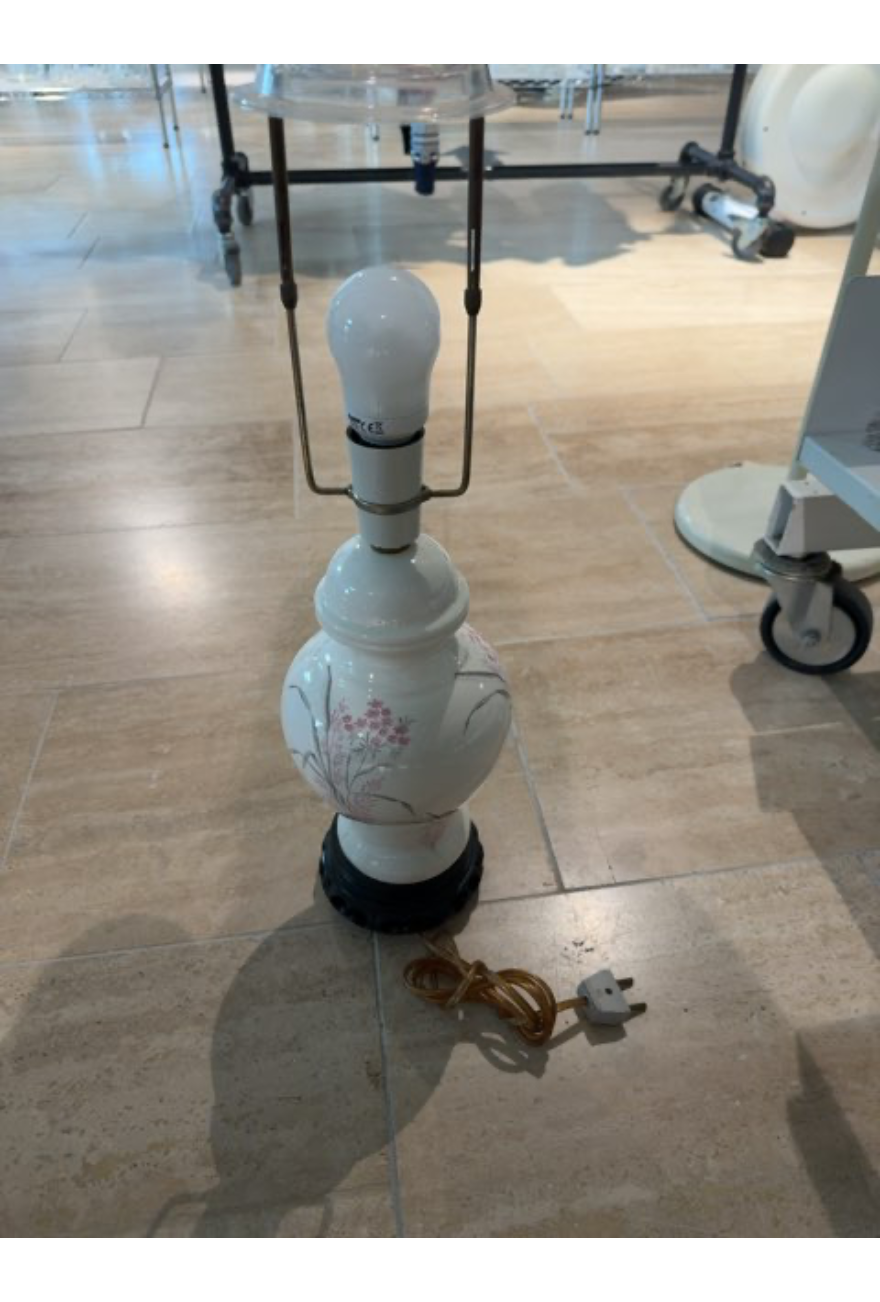 Lampe i porcelæn med blomster