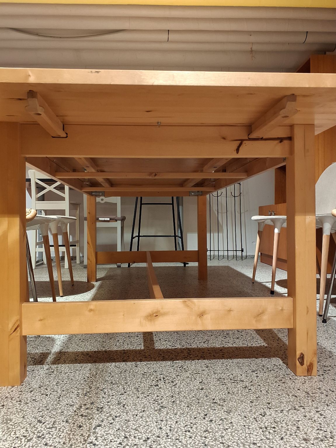 Spisebord i lyst træ