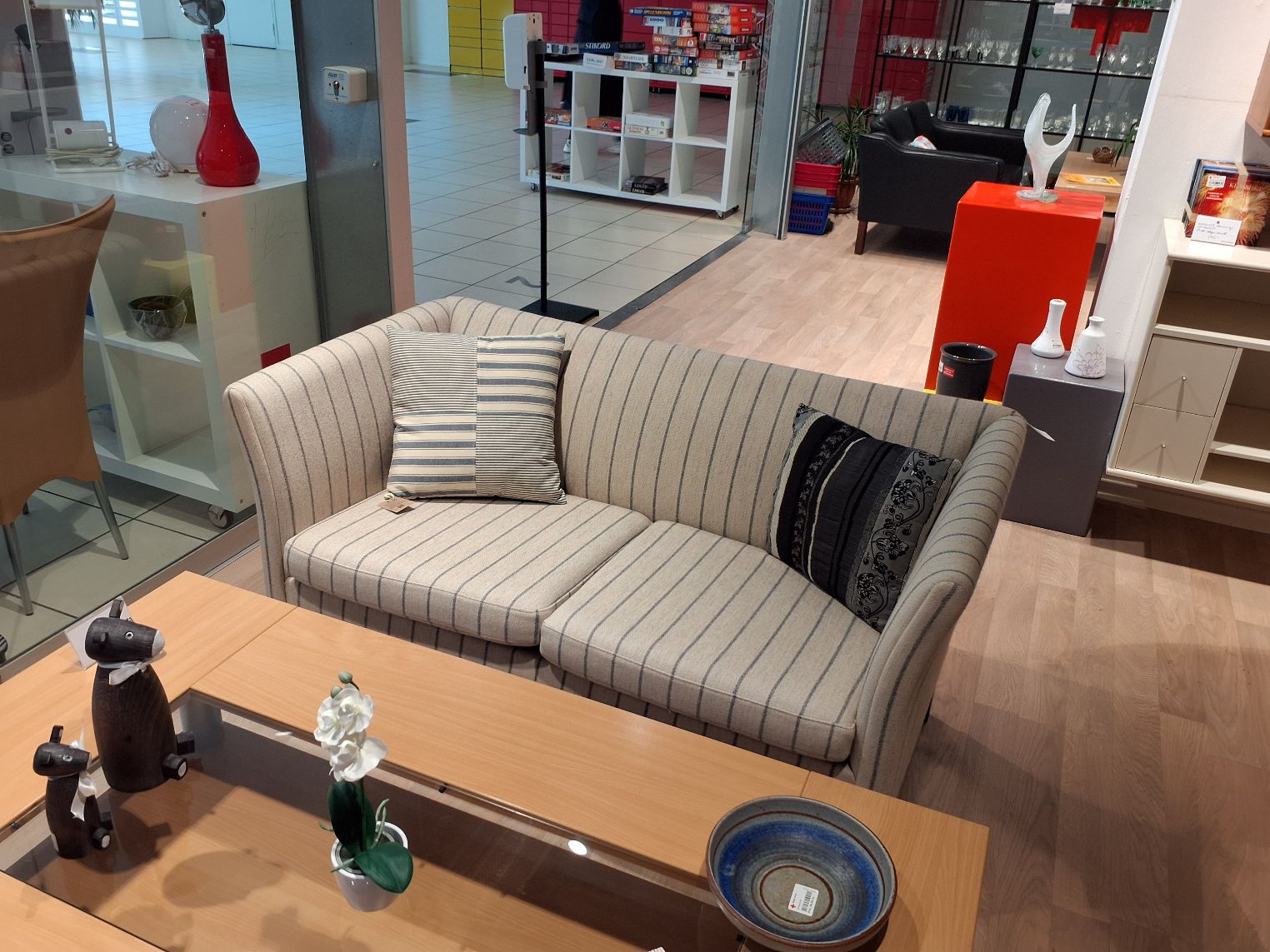 Sofa 2 pers i gendigent møbelstof