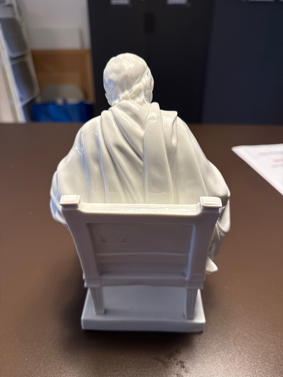 Houdon: Voltaire porcelænsfigur, af Jean-Antoine Houdon