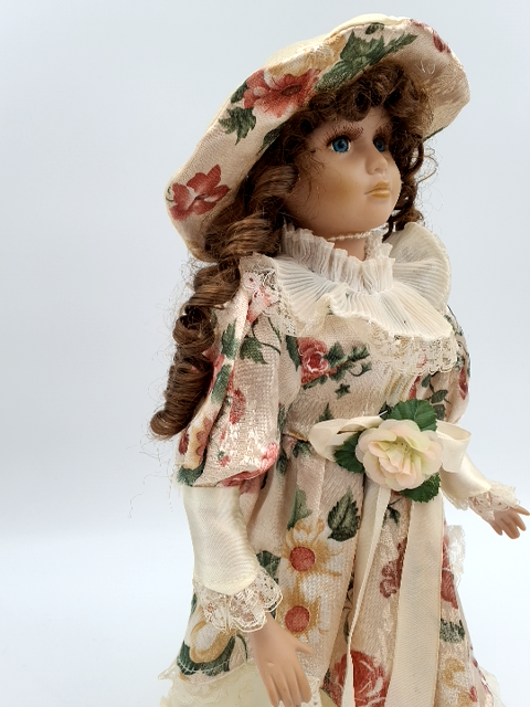 2. Porcelænsdukke m. blomsterkjole