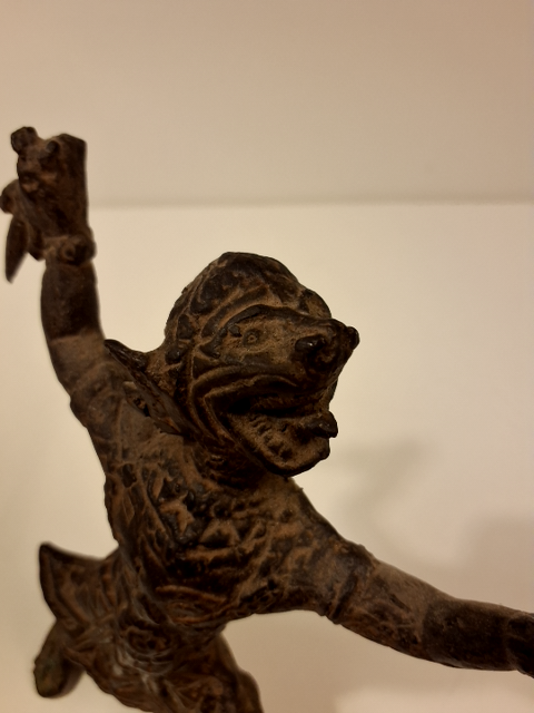 Hinduistiske figur i bronze af guden Hanuman