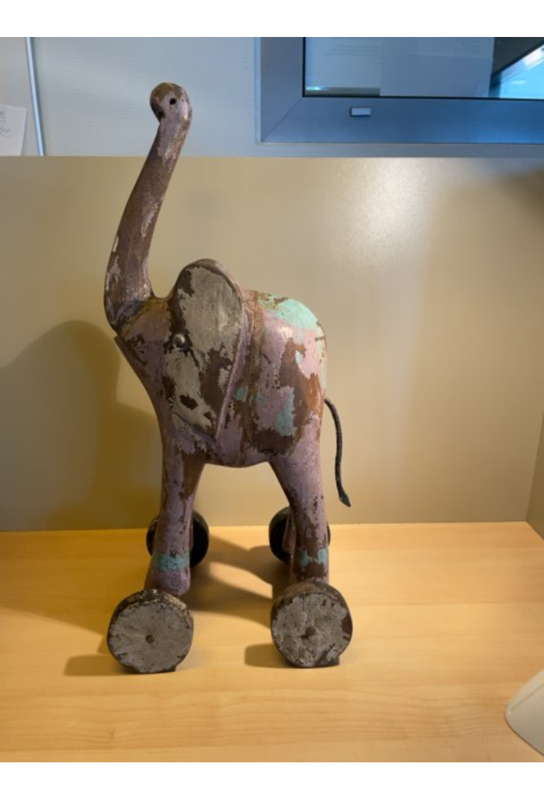 Håndskåret træ elefant på hjul