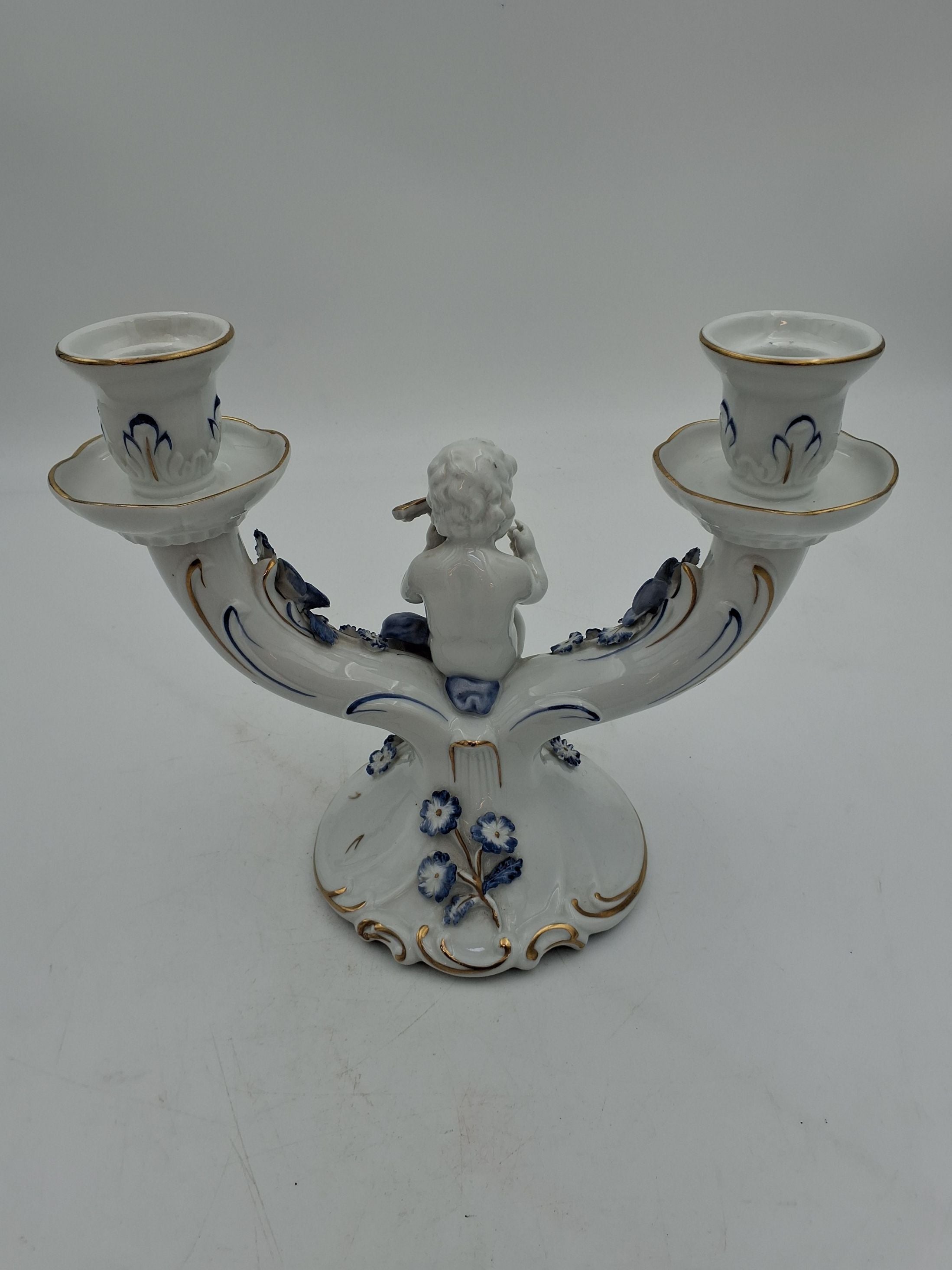 Porcelænslysestage, to-armet i rokokostil