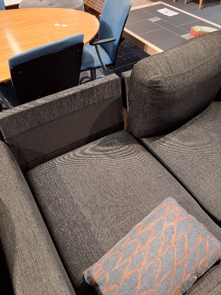 Sofa i sort stof
