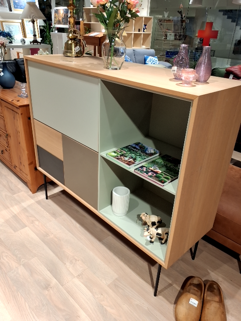 Flot skab. Aura Cabinet