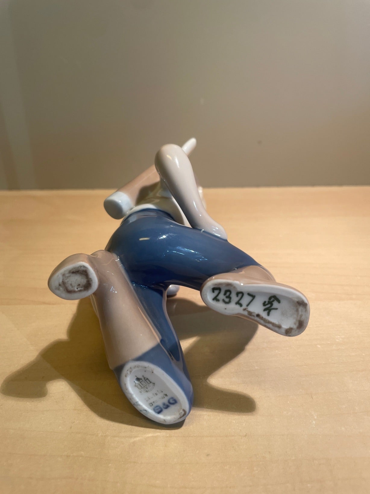 B&G porcelæns figur. Nr. 2327