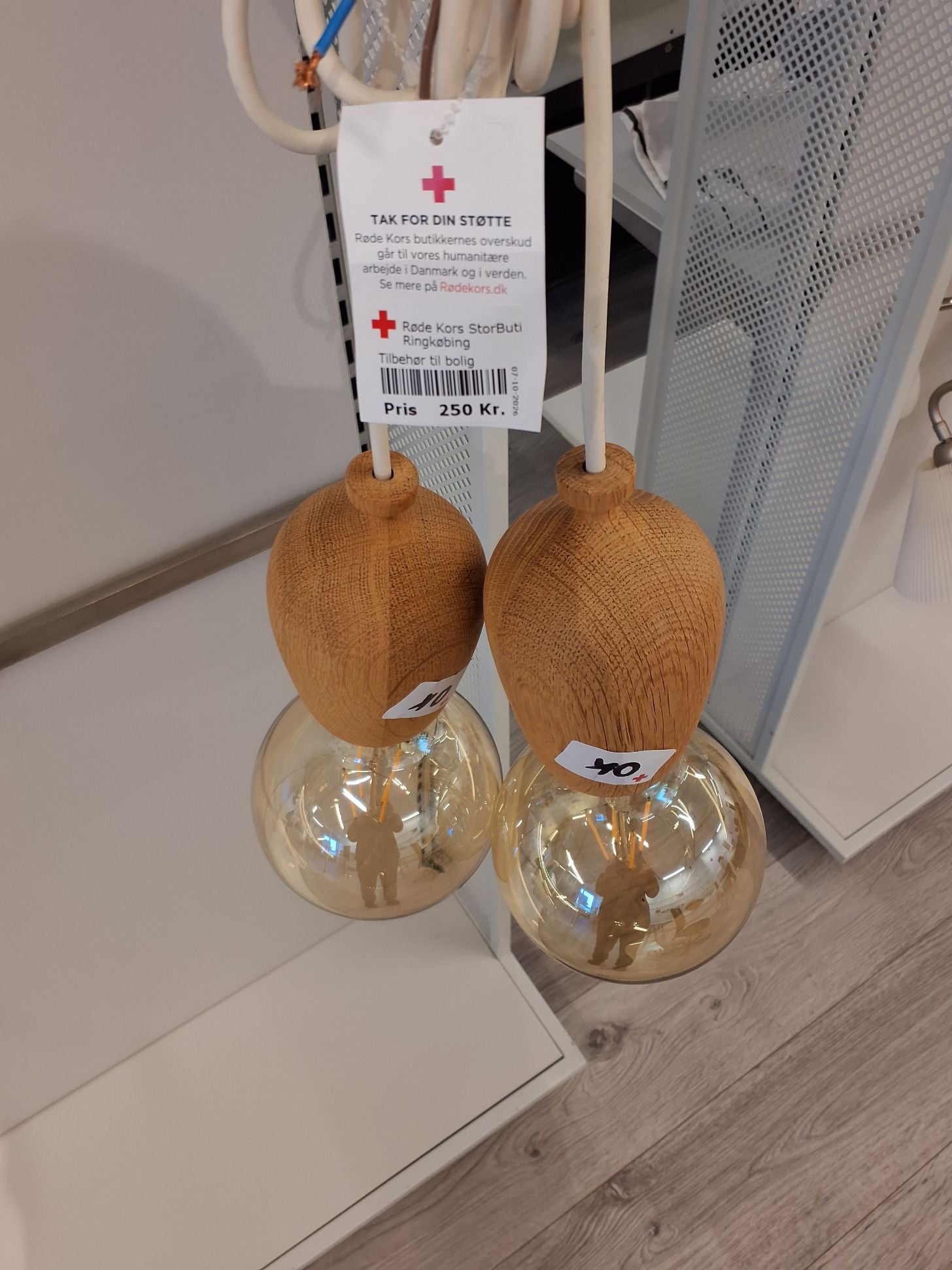 Loftslampe med træ