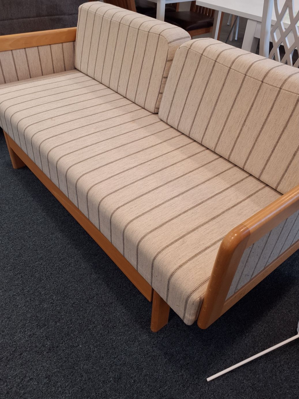 Stribet sofa med opbaveringsplads