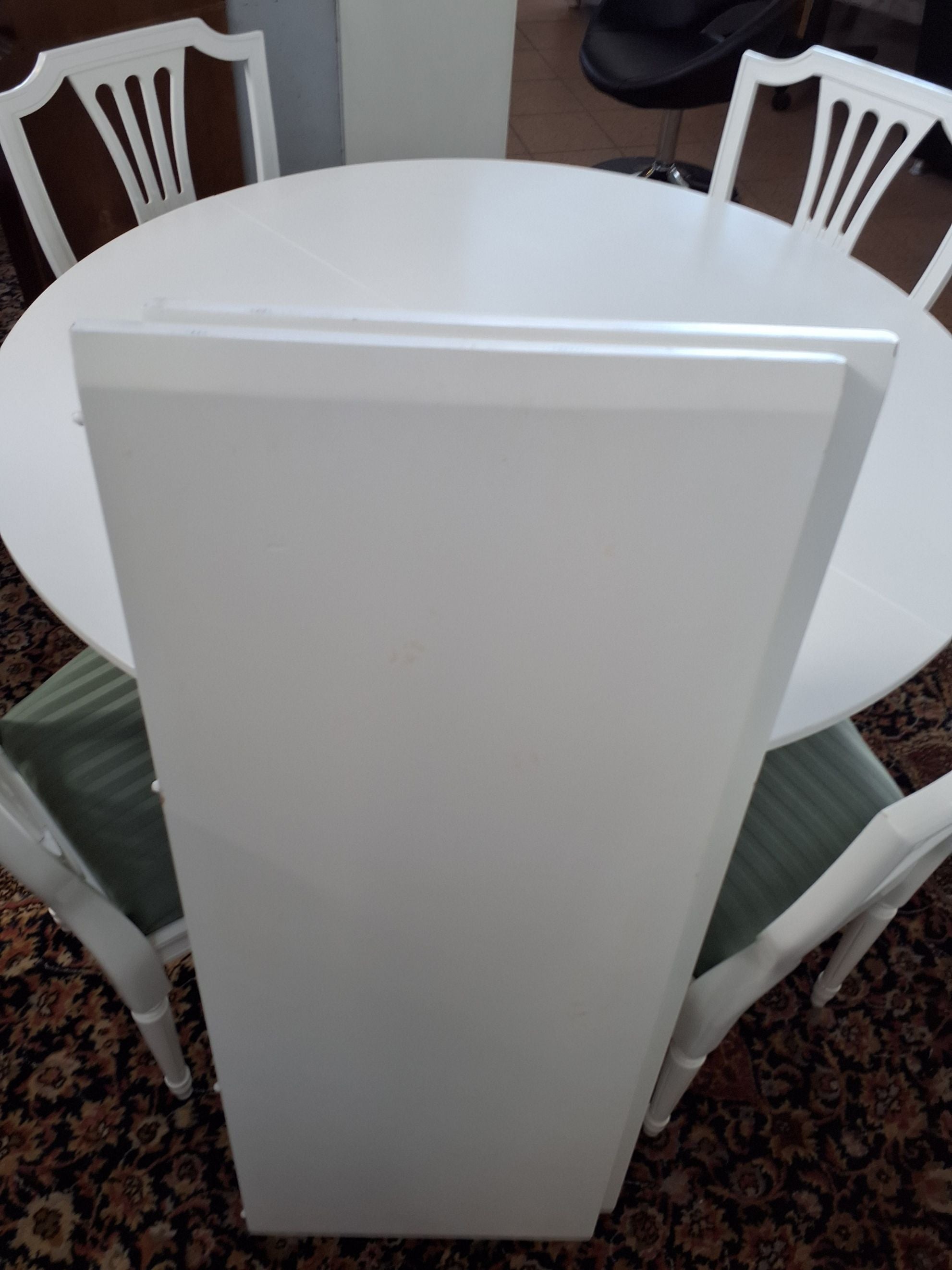 Hvidt bord og 6 stole
