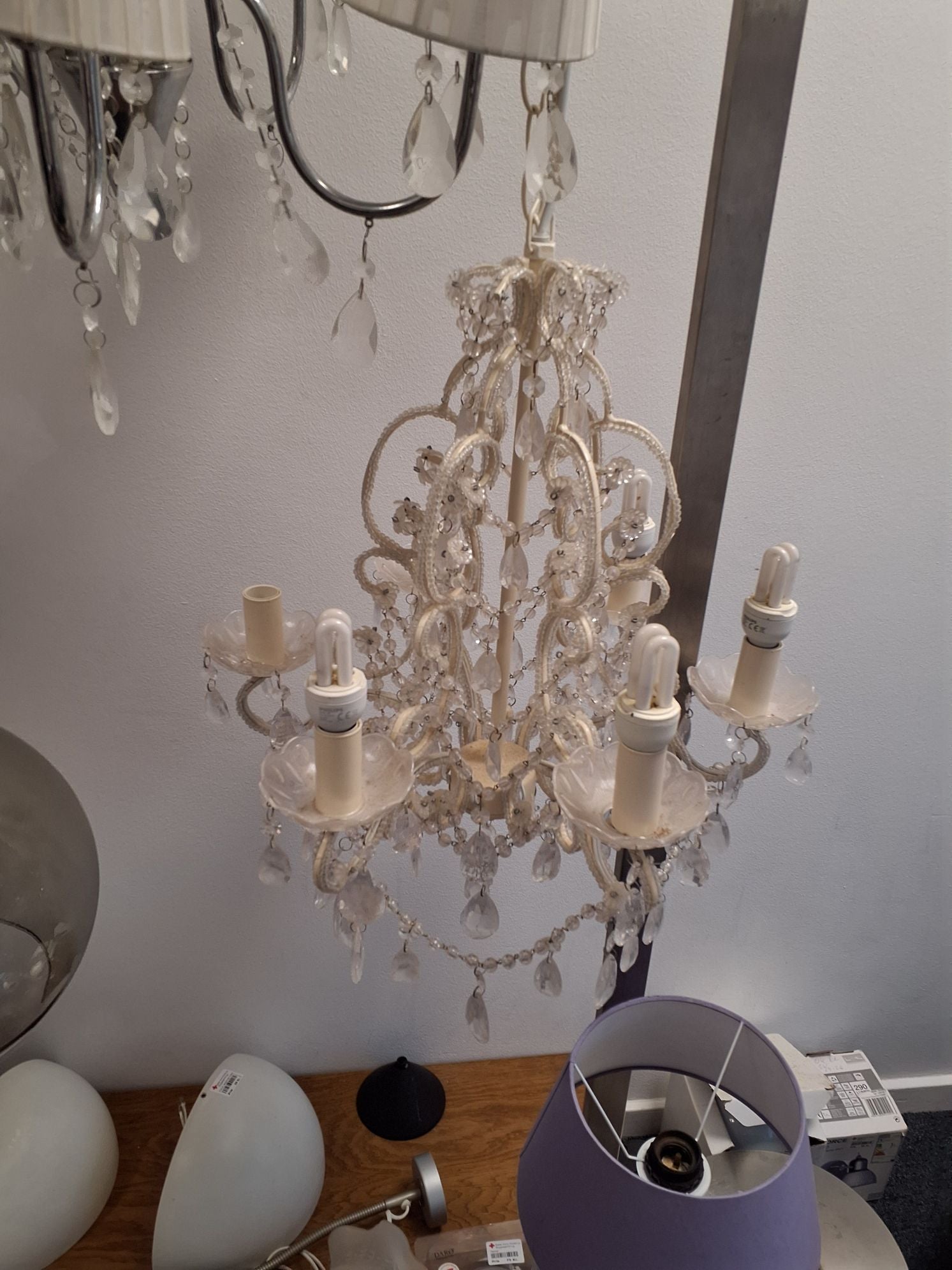 Lysekrone af metal med plexiglas