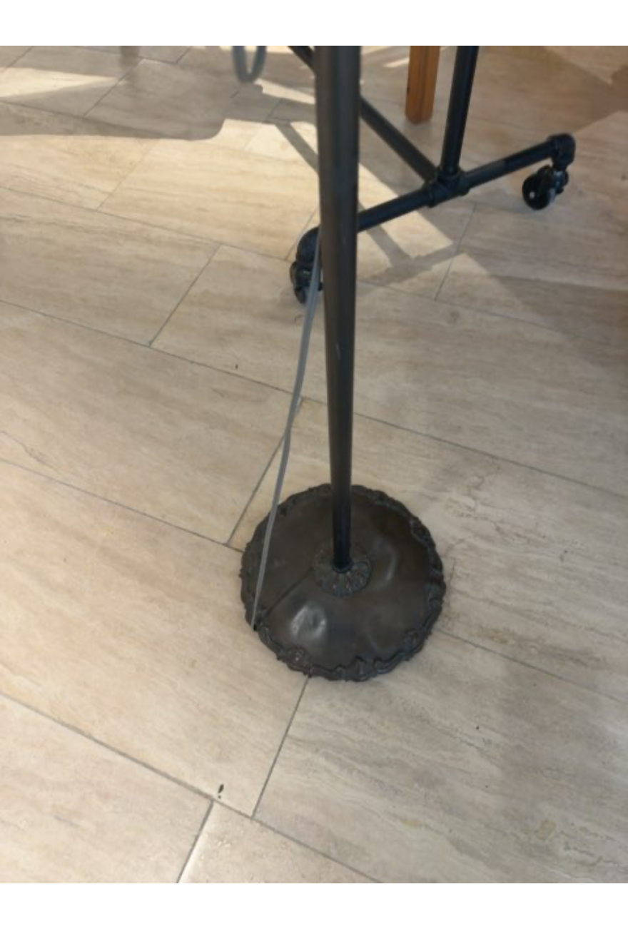 Lampe med detaljer på foden