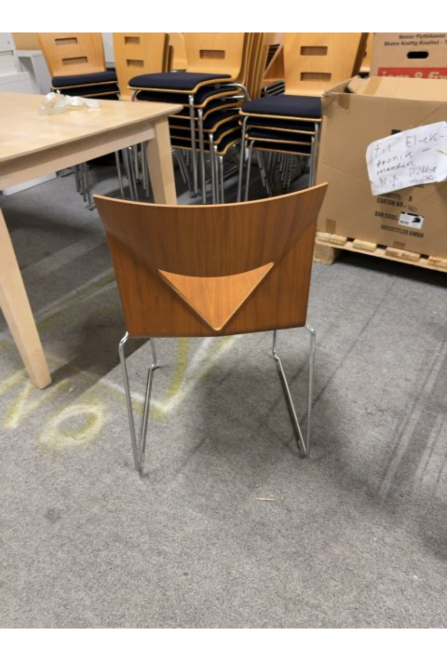 Spisestol mørkt træ
