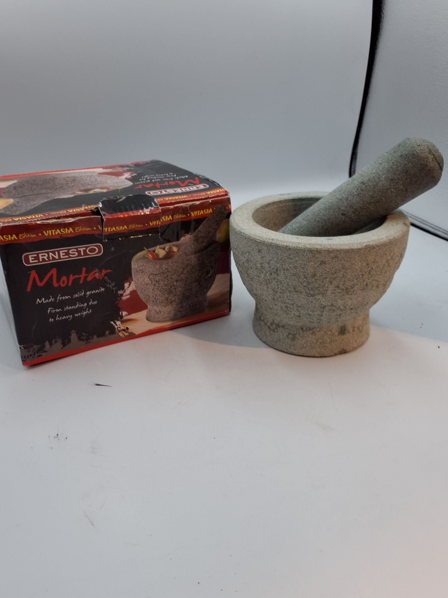 Morter i grå granit