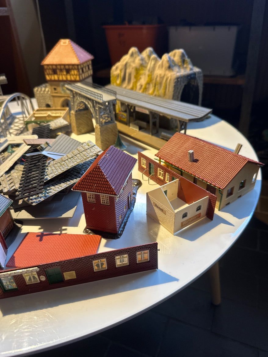 En kasse med infrastruktur til modeljernbane