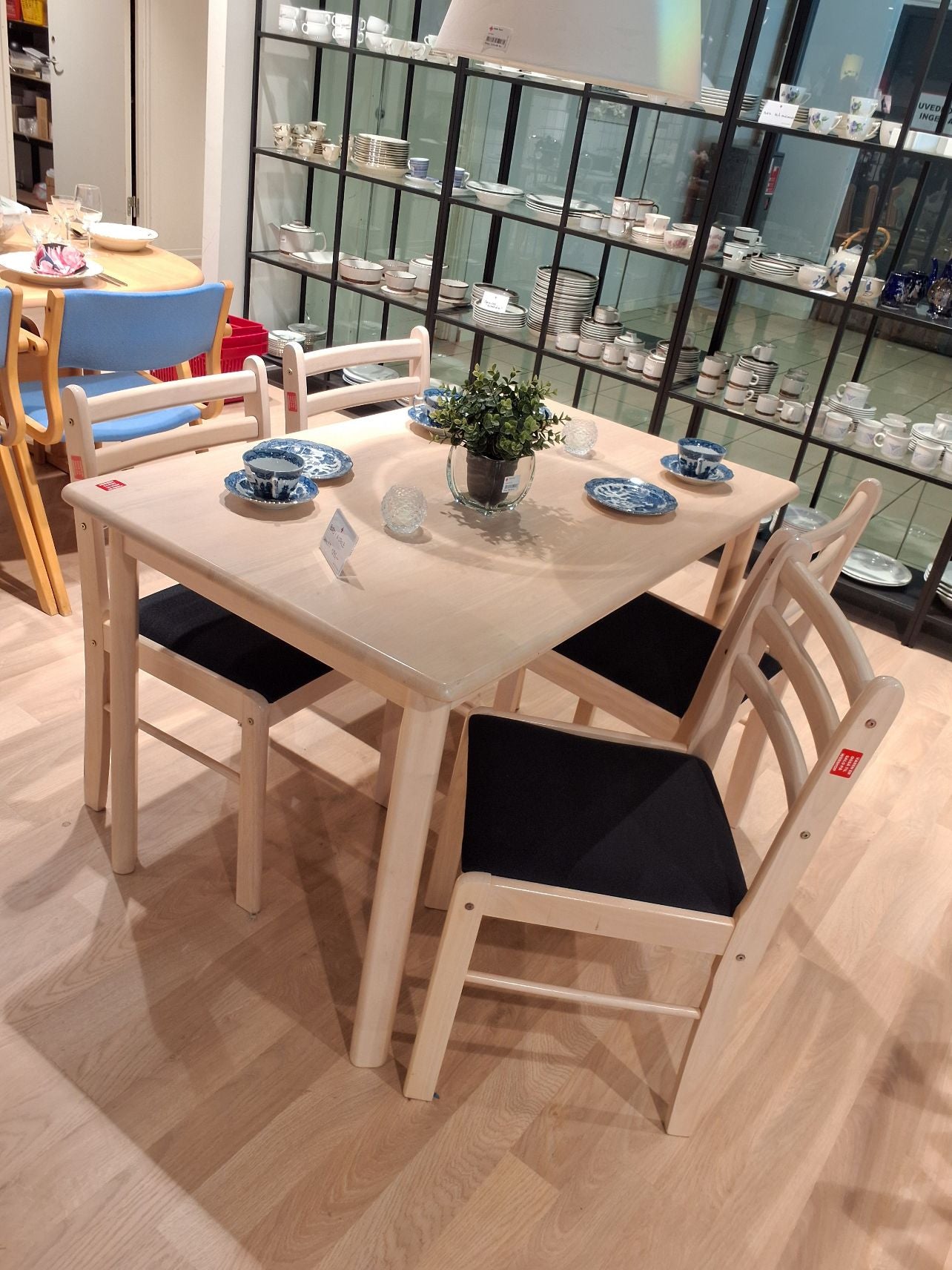 Lyst spisebord med 4 stole sælges samlet