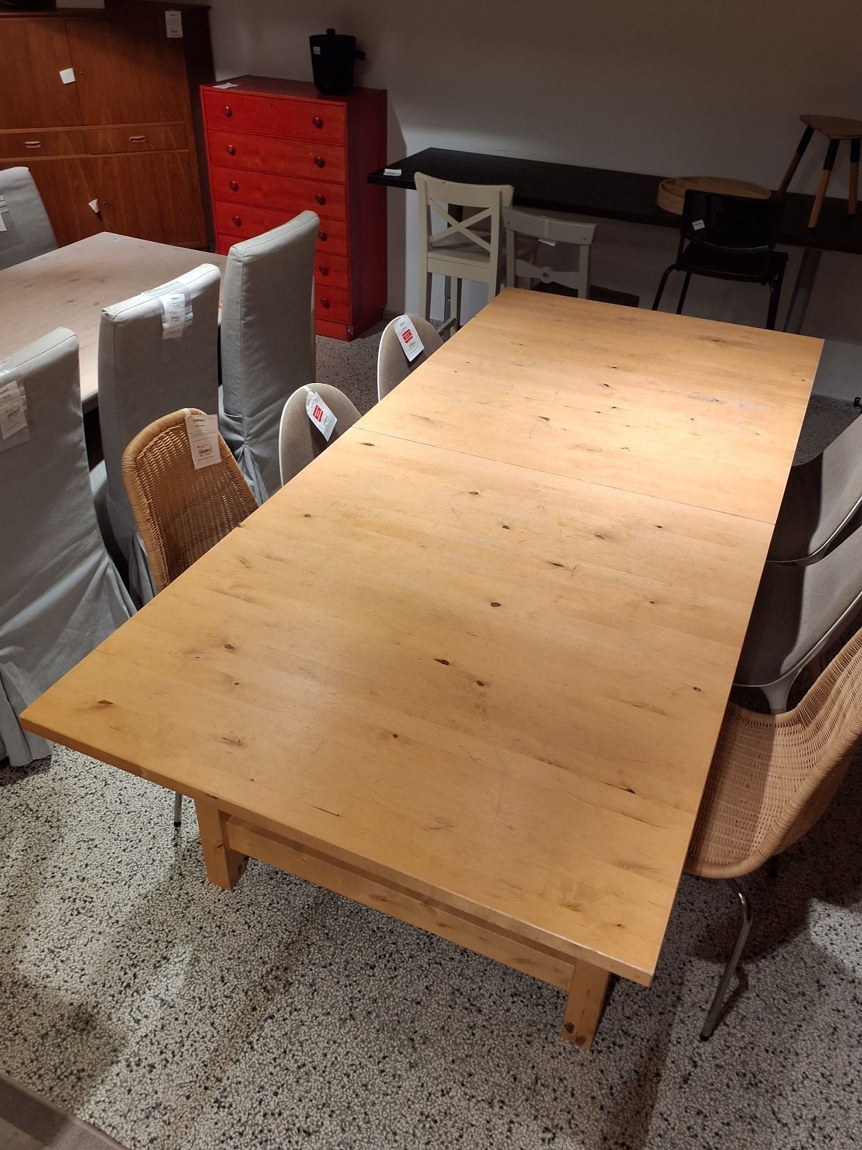 Spisebord i lyst træ