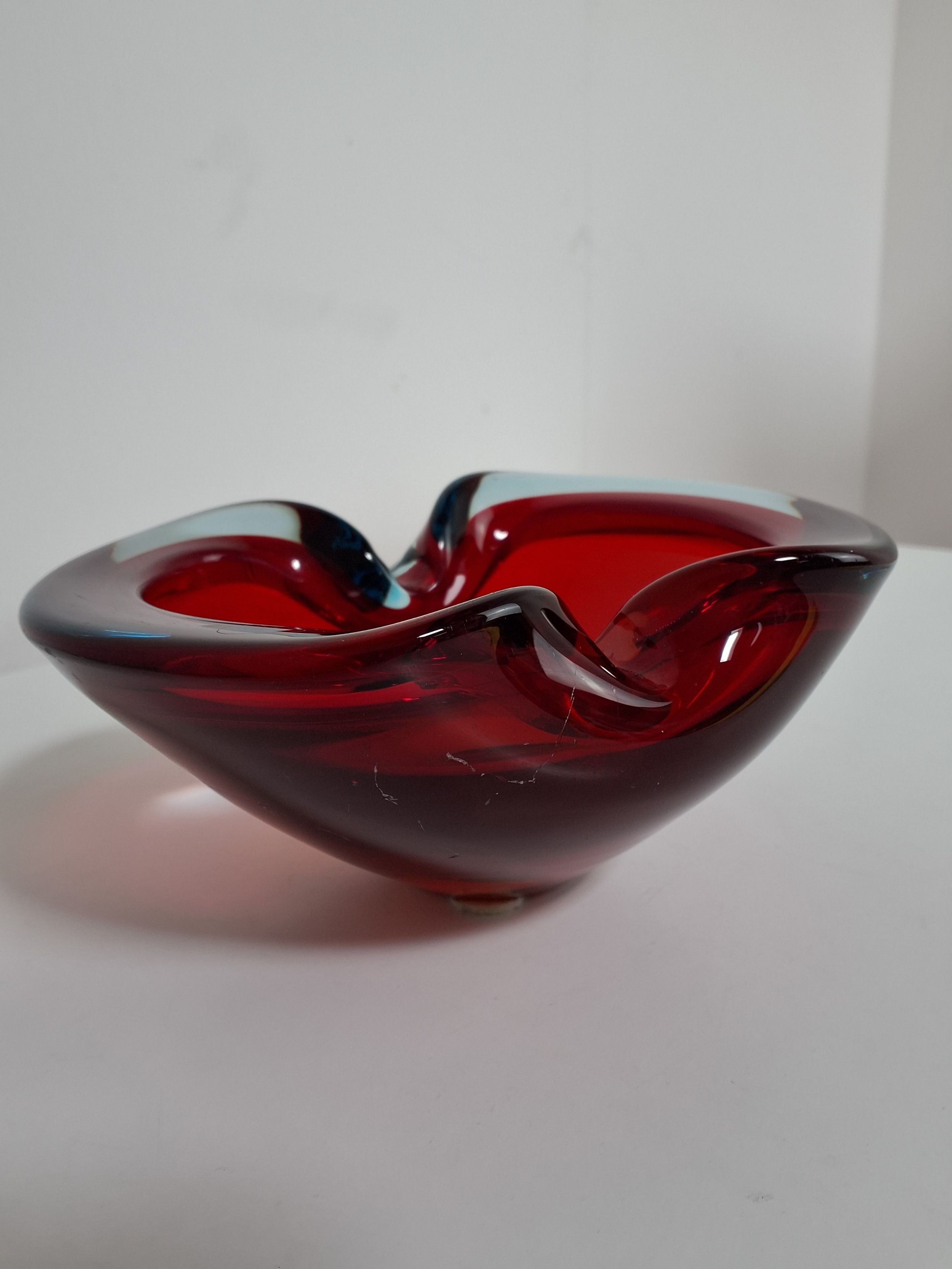 Rød glasskål