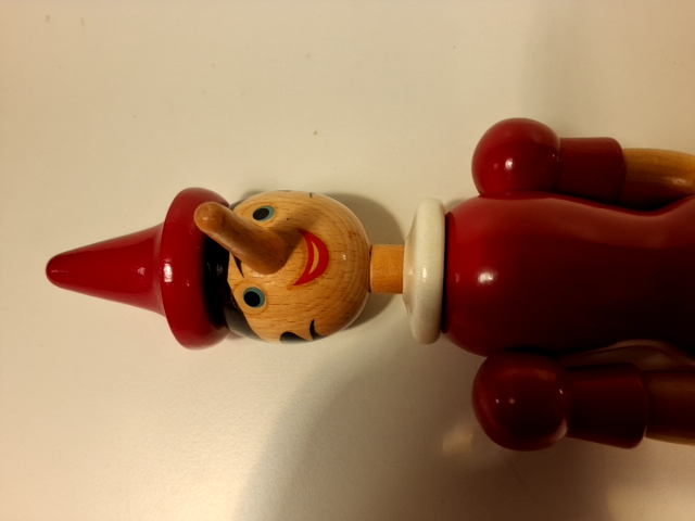 Pinocchion dukke i træ